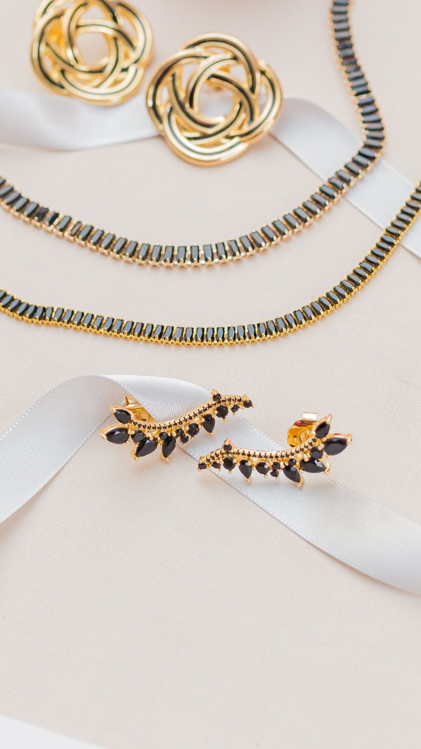 Elegant gold jewellery set representing physical gold as an investment option in Pakistan