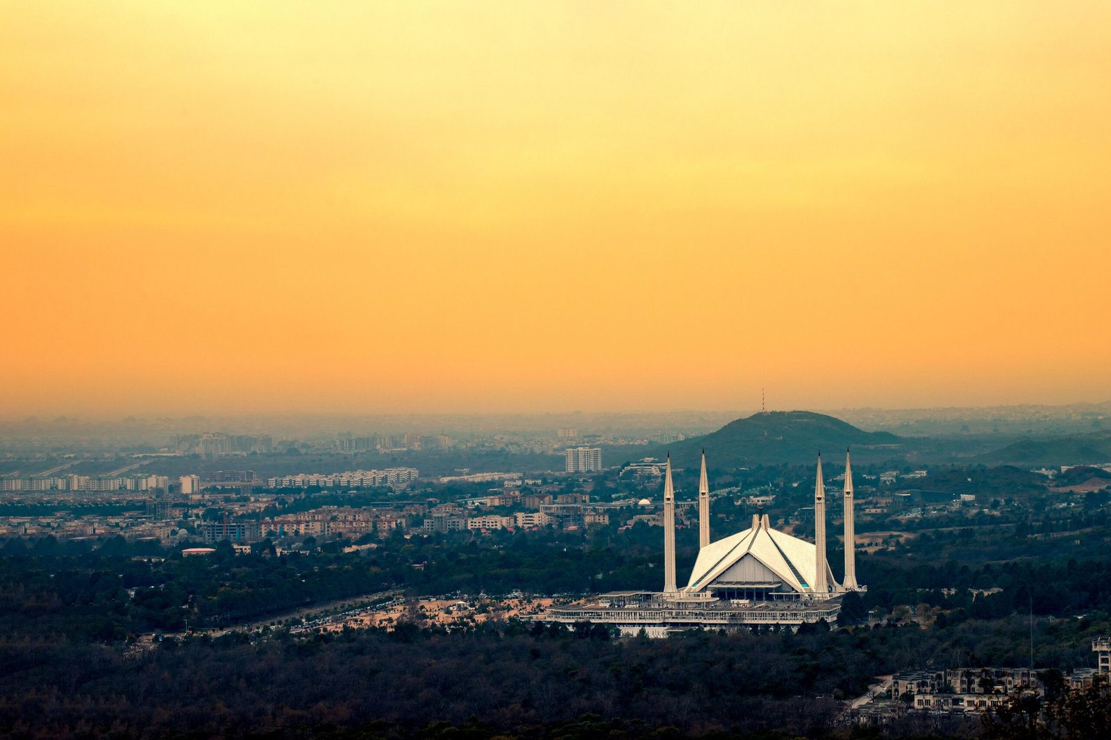 Islamabad ka Faisal Mosque, shehr ke housing sector ka ek pehchan
