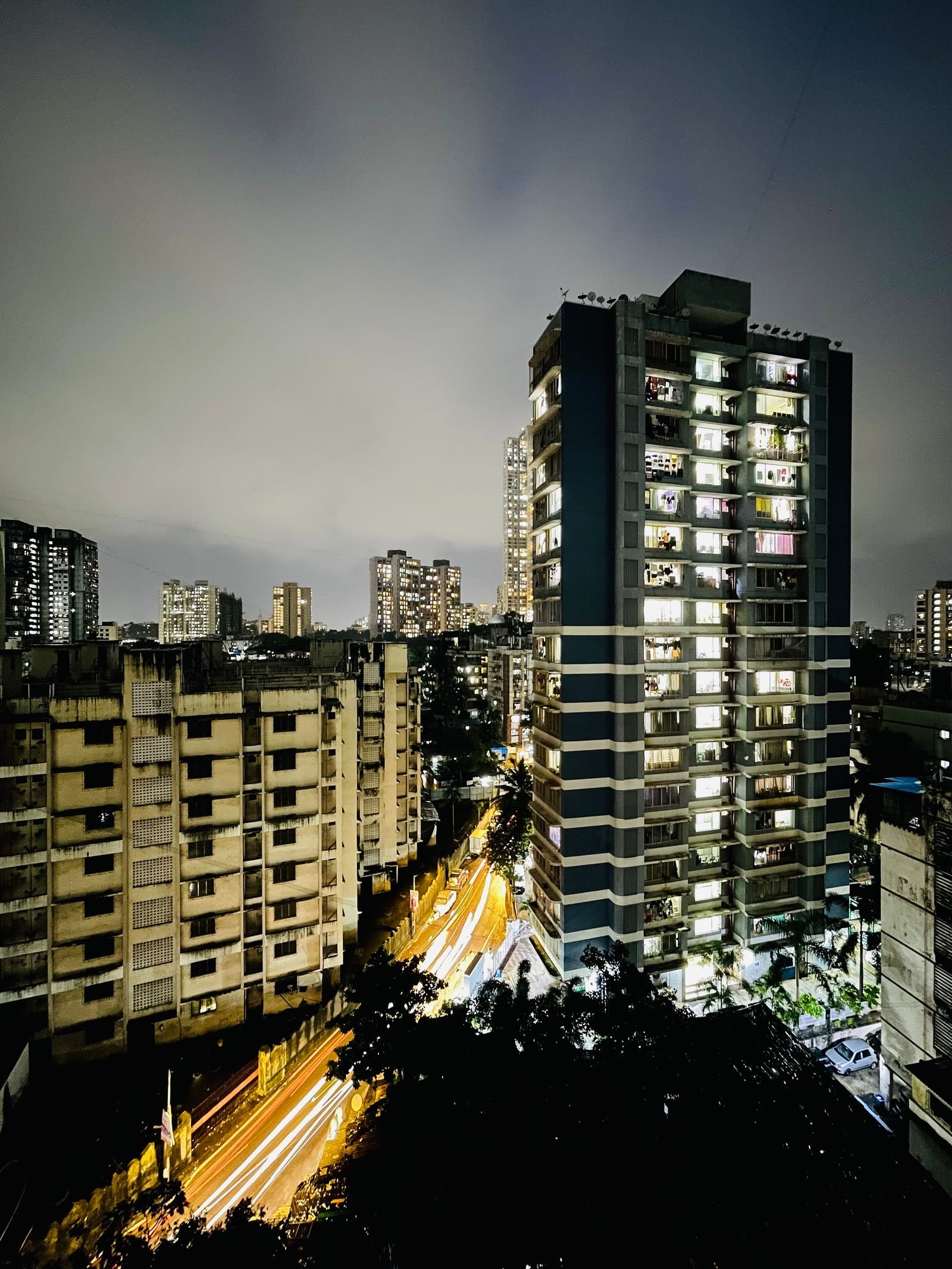 REIT PSX mein invest kaise karein — residential apartment buildings jaise Naya Nazimabad REIT ka model
