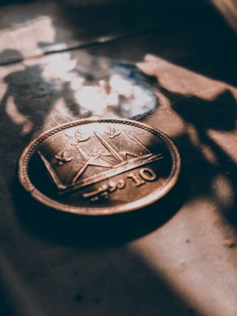 Pakistani 10 rupee coin featuring Faisal Mosque, part of the Rs10 note discontinuation Pakistan currency shift