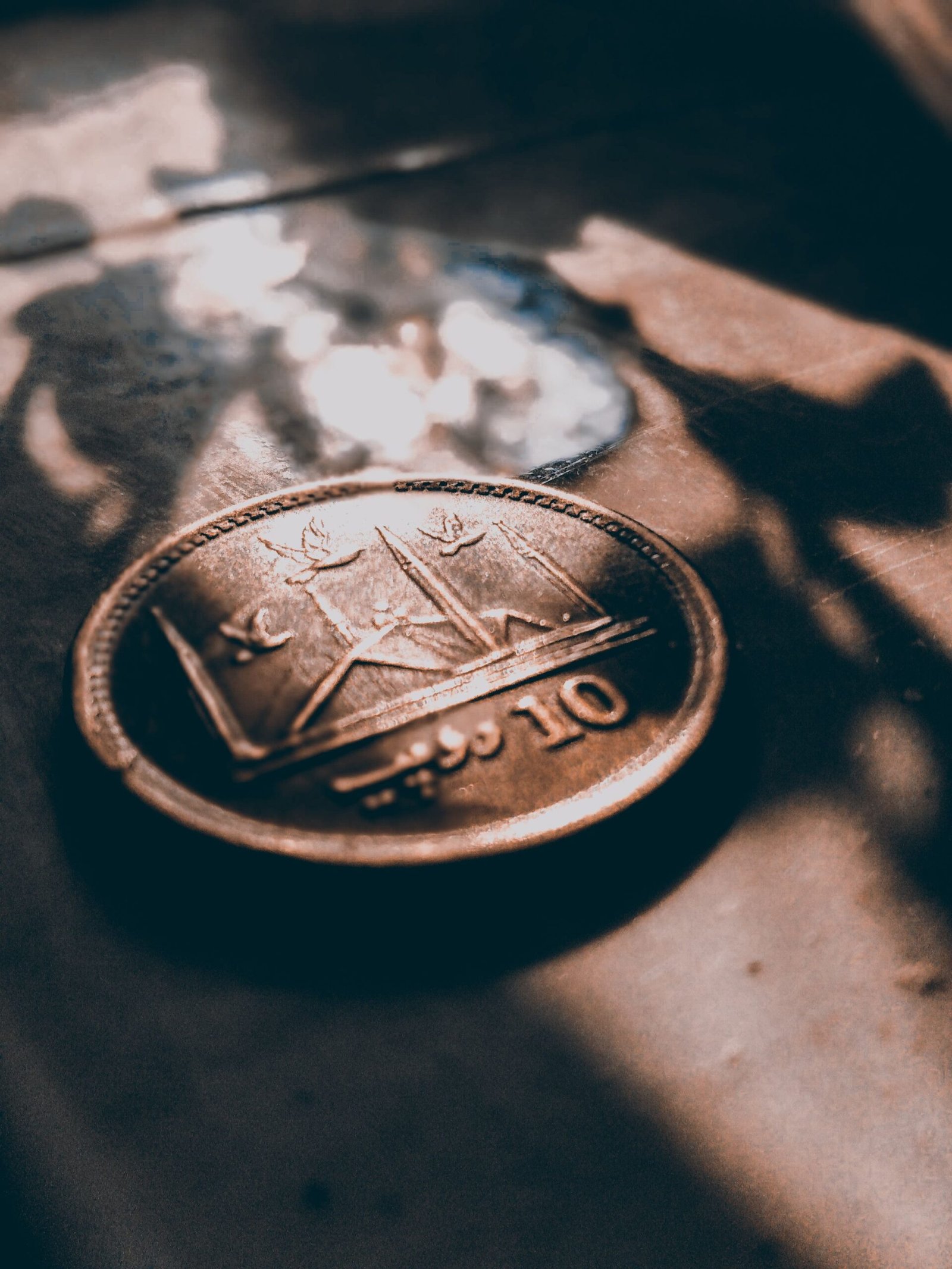 Pakistani 10 rupee coin featuring Faisal Mosque, part of the Rs10 note discontinuation Pakistan currency shift