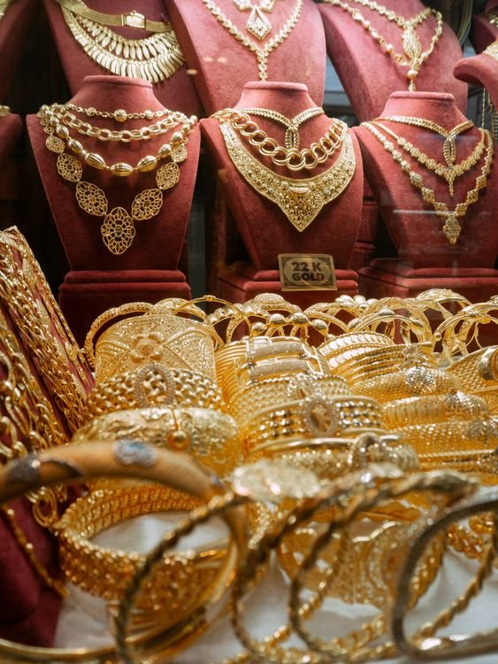 Gold price recovery Pakistan shown through 24K gold jewellery displayed at a jewellery shop